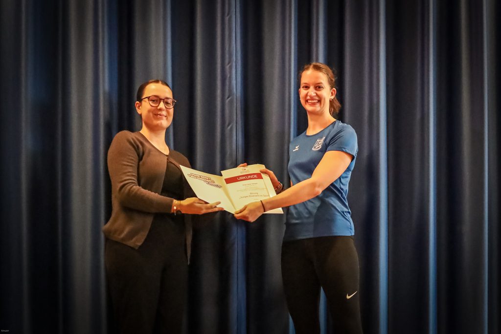 Lena Viviani von der TSG erhält den Preis "Junges Ehrenamt" vom Sportbund Rheinhessen